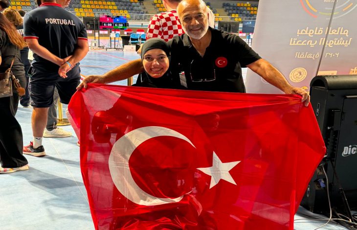 Para Bocce milli sporcusu Havva Alyurt, antrenörü ile birlikte Türk bayrağı açarak poz veriyor.