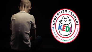 Görselde, siyah arka plan önünde sırtı kameraya dönük şekilde oturan bir çocuk yer alıyor. Sağ tarafta ise KEDİ Otizm Derneği'nin logosu bulunuyor. Görsel, otizm ve çocuklara yönelik farkındalık temasını yansıtıyor.
