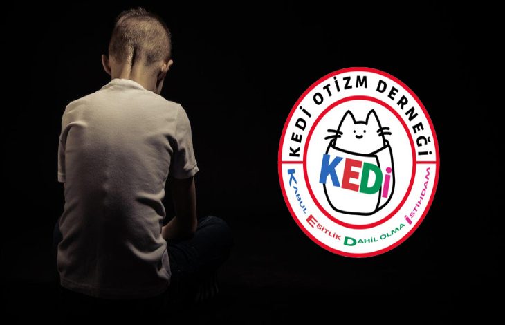 Görselde, siyah arka plan önünde sırtı kameraya dönük şekilde oturan bir çocuk yer alıyor. Sağ tarafta ise KEDİ Otizm Derneği'nin logosu bulunuyor. Görsel, otizm ve çocuklara yönelik farkındalık temasını yansıtıyor.