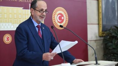 Yeniden Refah Partisi Konya Milletvekili Ali Yüksel, basın açıklaması yapıyor.