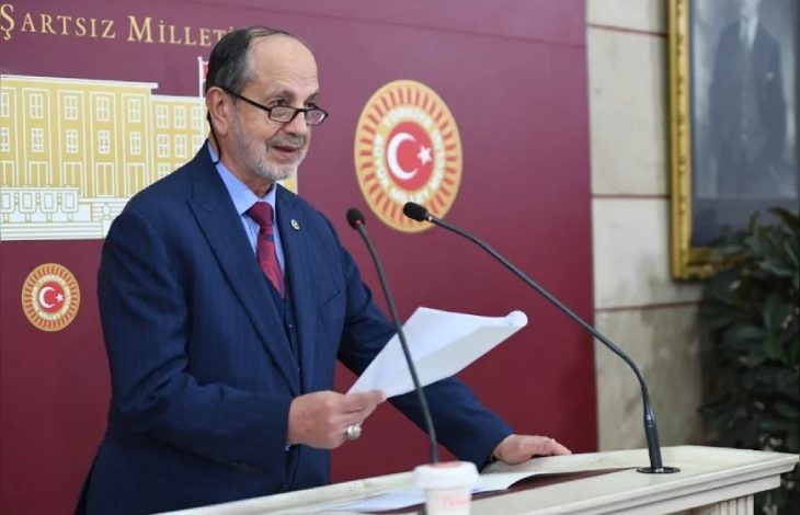 Yeniden Refah Partisi Konya Milletvekili Ali Yüksel, basın açıklaması yapıyor.
