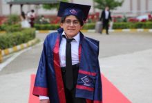 Engelli öğrenci Yücehan Kermen, mezuniyet kıyafetiyle.