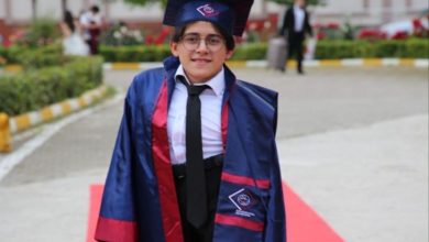 Engelli öğrenci Yücehan Kermen, mezuniyet kıyafetiyle.