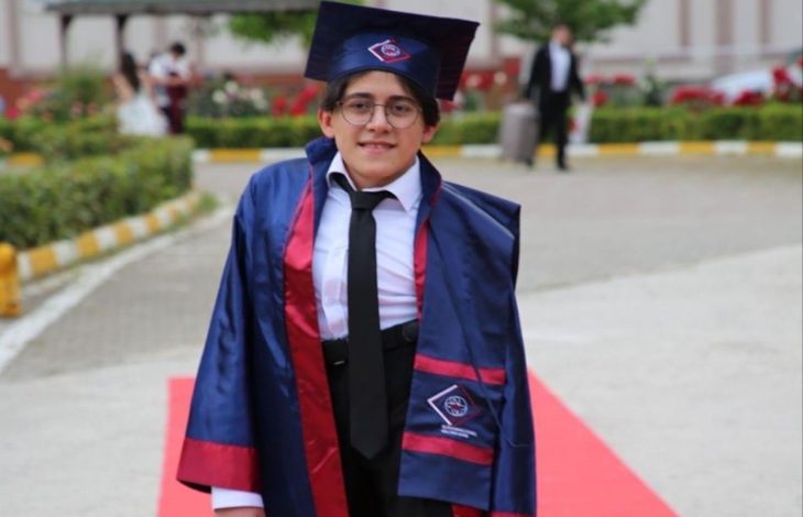 Engelli öğrenci Yücehan Kermen, mezuniyet kıyafetiyle.