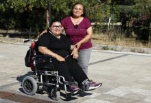 Engelli öğrenci Yasemin Bozkurt akülü tekerlekli sandalyede oturuyor, annesi yanında bulunuyor.