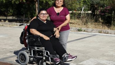Engelli öğrenci Yasemin Bozkurt akülü tekerlekli sandalyede oturuyor, annesi yanında bulunuyor.