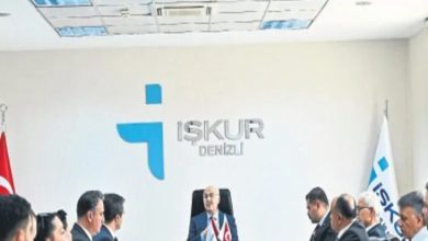 Görselde, İŞKUR Denizli İl Müdürlüğü toplantı salonunda düzenlenen bir değerlendirme toplantısı görülüyor. Masanın başında oturan yetkiliye karşılıklı olarak katılımcılar yer alırken, duvarda İŞKUR Denizli logosu, masada ise Türk bayrağı ve kurum bayrakları bulunuyor. Resmî bir toplantı ortamı dikkat çekiyor.