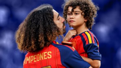 Futbolcu Marc Cucurella, kucağında tuttuğu otizmli oğlunun yüzünü öpmeye yakın bir mesafede olduğu görülüyor.
