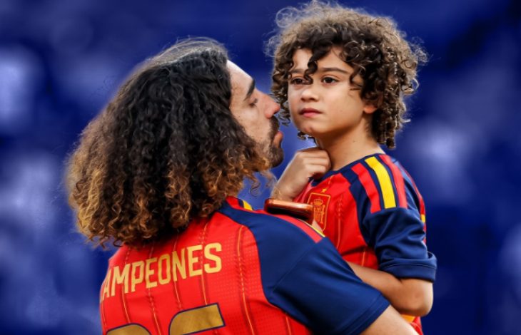Futbolcu Marc Cucurella, kucağında tuttuğu otizmli oğlunun yüzünü öpmeye yakın bir mesafede olduğu görülüyor.