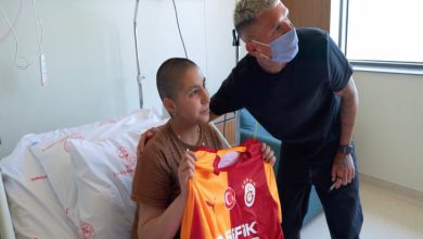 Galatasaray'lı Futbolcu Lucas Torreira, forma hediye ettiği tedavi gören gençle fotoğraf çektiriyor.