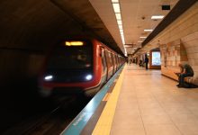 Sarı şerit bulunan perona yaklaşan metro treni.