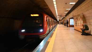 Sarı şerit bulunan perona yaklaşan metro treni.