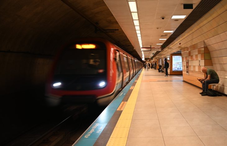 Sarı şerit bulunan perona yaklaşan metro treni.