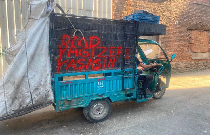 Geri dönüşüm aracında DMD Yağız Efe Yaşasın yazılı.