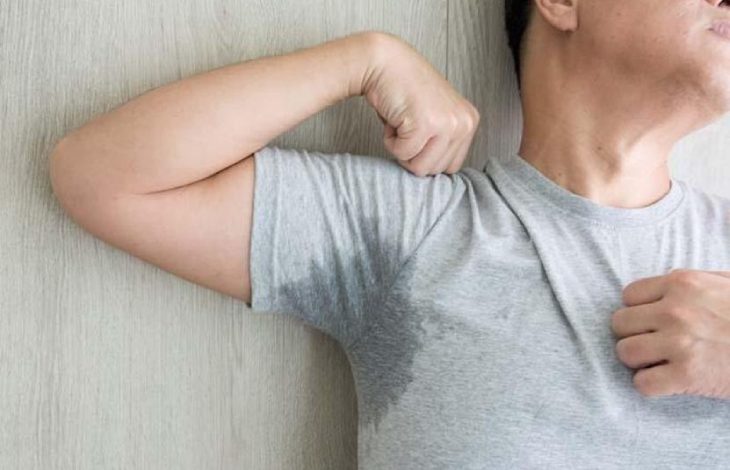 Fotoğrafta, aşırı terleme nedeniyle tişörtünün koltuk altı kısmında belirgin bir ter lekesi oluşmuş bir kişi görülüyor