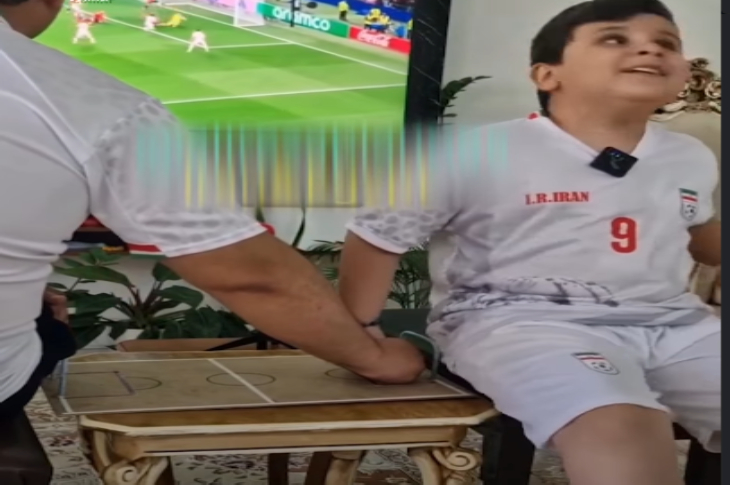 Görme Engelli Oğluna Maçı Karton Sahada Anlattı