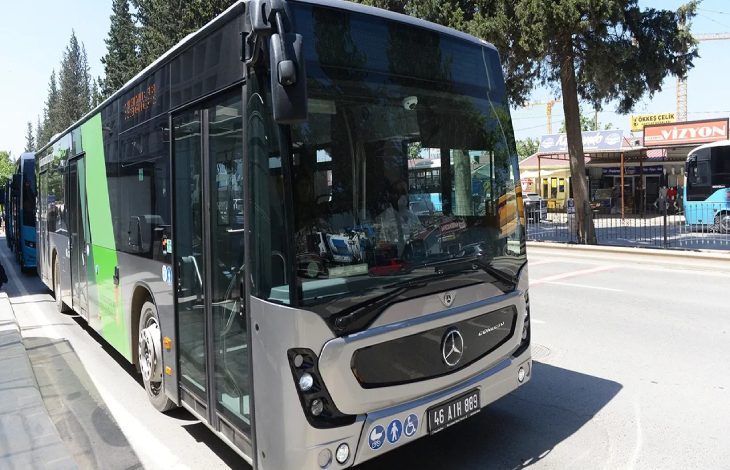 Gri renkli halk otobüsü.