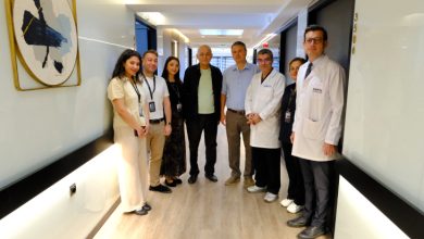 Kanser tedavisi gören Sakhi Kenzhegul ve Kazakistan İzmir Başkonsolosu Bauyrzhan Akatayev, Egepol Hastaneleri'nde görevli doktorlarla hastane koridorunda bulunuyor.