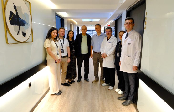 Kanser tedavisi gören Sakhi Kenzhegul ve Kazakistan İzmir Başkonsolosu Bauyrzhan Akatayev, Egepol Hastaneleri'nde görevli doktorlarla hastane koridorunda bulunuyor.
