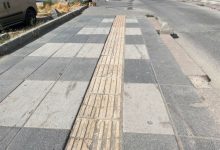 Kaldırımlardaki hasarlı kılavuz yollar.