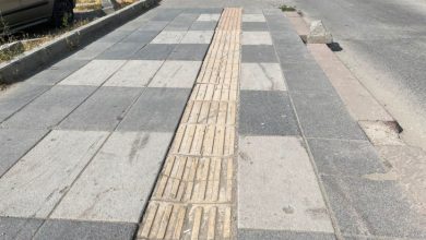 Kaldırımlardaki hasarlı kılavuz yollar.
