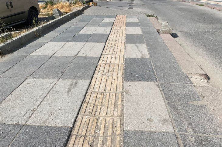 Kütahya'da Hasarlı Kılavuz Yollar Görme Engelliler İçin Tehlike Saçıyor