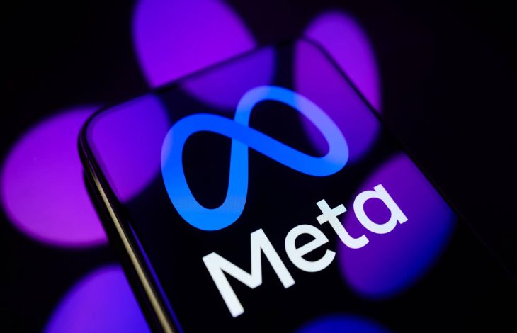 Akıllı telefon ekranında bulunan Meta Platforms logosu.