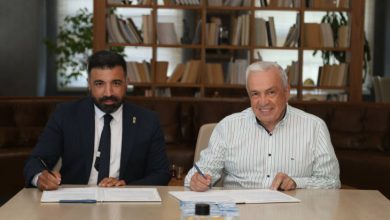 Nilüfer Belediye Başkanı Şadi Özdemir, Gemlik Lions Kulübü Derneği Başkanı Cihan Balyeci protokol imzalıyor.