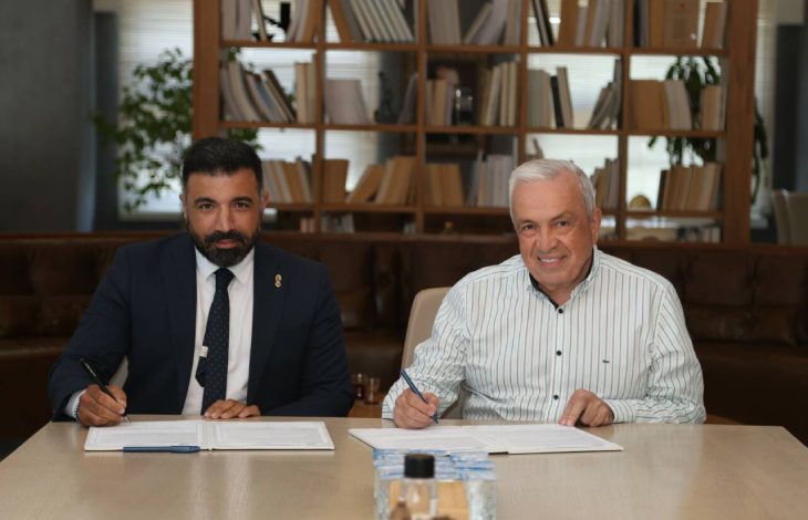Nilüfer Belediye Başkanı Şadi Özdemir, Gemlik Lions Kulübü Derneği Başkanı Cihan Balyeci protokol imzalıyor.