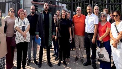 Mahkeme görüşmesinde taeaf olan avukatlar,bakanlık yetkilileri ile vatandaşlar bir arada.
