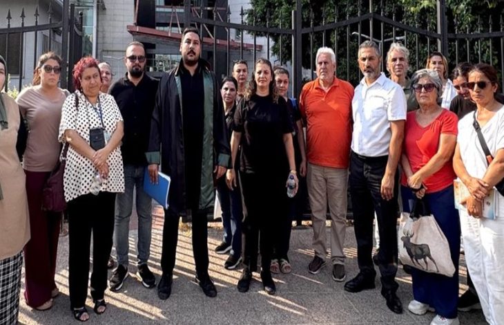 Mahkeme görüşmesinde taeaf olan avukatlar,bakanlık yetkilileri ile vatandaşlar bir arada.