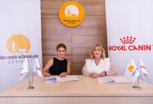Royal Canin Avrasya Bölgesi Kurumsal İlişkiler Direktörü Tuba Güven Saraçoğlu ile Rehber Köpekler Derneği Başkanı Av. Nurdeniz Tunçer, sponsorluk imzası atıyor.
