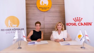 Royal Canin Avrasya Bölgesi Kurumsal İlişkiler Direktörü Tuba Güven Saraçoğlu ile Rehber Köpekler Derneği Başkanı Av. Nurdeniz Tunçer, sponsorluk imzası atıyor.