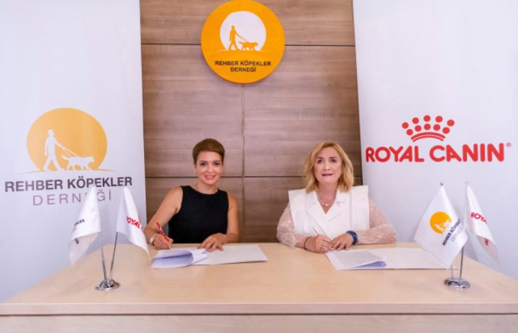 Royal Canin Avrasya Bölgesi Kurumsal İlişkiler Direktörü Tuba Güven Saraçoğlu ile Rehber Köpekler Derneği Başkanı Av. Nurdeniz Tunçer, sponsorluk imzası atıyor.
