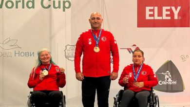 Para Atıcılık Milli Takım sporcuları madalyaları tutarak poz veriyor.