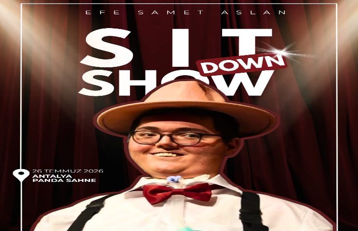 Görselde, kırmızı tiyatro perdesi fonu önünde şapka, papyon ve askılı kıyafet giyen bir kişi gülümseyerek poz veriyor. Afişte "Sit Down Show" başlığı, gösterinin 26 Temmuz 2026'da Antalya Panda Sahne'de gerçekleştirileceği bilgisi yer alırken, sahne ışıkları ve tasarım gösteri atmosferini yansıtıyor.