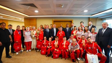 Gençlik ve Spor Bakanı Sayın Dr. Osman Aşkın Bak, Türkiye Özel Sporcular Spor Federasyonu yöneticileri ile özel sporcular hatıra fotoğrafı çekiyorlar.