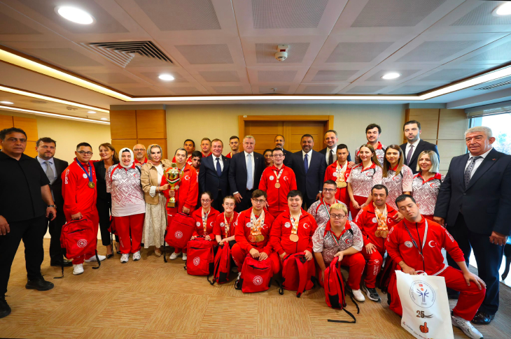Spor Sayın Bakanı Dr. Osman Aşkın Bak, Özel Sporcularımızı Makamında Kabul Etti