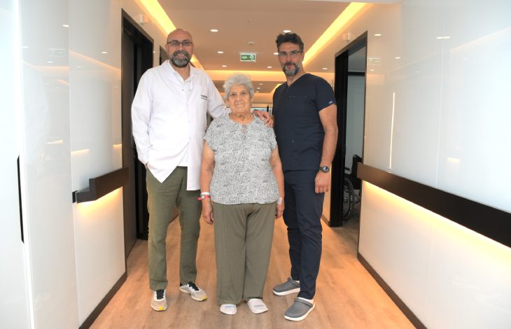 Soldan sağa Doç. Dr. Ümit Alakuş, operasyon yapılan Melek Kırıkkaya ve Doç. Dr. Emin Lapsekili yan yana ayakta duruyor.