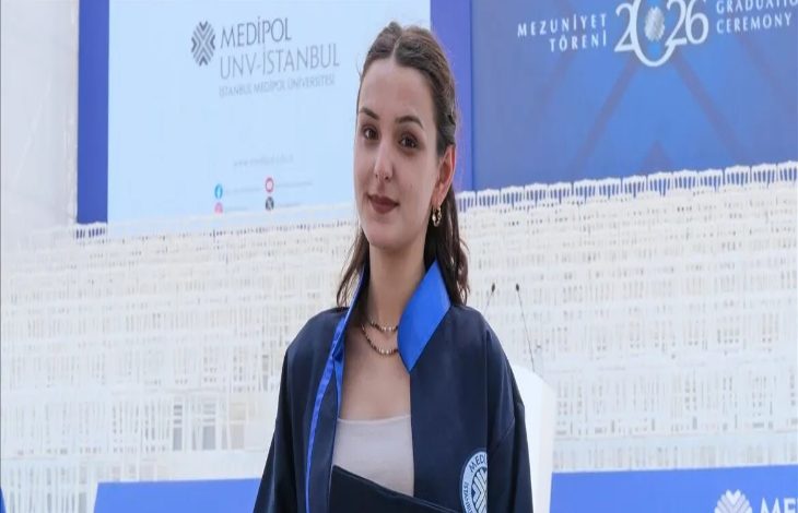 Görselde, mezuniyet cübbesi ve diplomasıyla poz veren genç bir kadın yer alıyor. Arka planda "2026 Mezuniyet Töreni" yazılı sahne, İstanbul Medipol Üniversitesi logosu ve tören alanındaki beyaz sandalyeler görülüyor. Kadın kameraya gülümseyerek bakarken, mezuniyet töreni atmosferi öne çıkıyor.