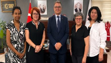 Görselde, Türkiye Otizm Meclisi temsilcileri ile Milli Eğitim Bakanlığı Özel Eğitim ve Rehberlik Hizmetleri Genel Müdürü Mustafa Otrar’ın makam odasında gerçekleştirdiği görüşmeden bir kare yer alıyor. Beş kişi yan yana poz veriyor; arka planda Türk bayrağı ve resmi makam dekorasyonu görülüyor.