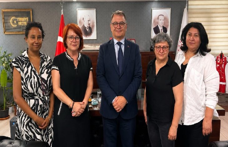 Görselde, Türkiye Otizm Meclisi temsilcileri ile Milli Eğitim Bakanlığı Özel Eğitim ve Rehberlik Hizmetleri Genel Müdürü Mustafa Otrar’ın makam odasında gerçekleştirdiği görüşmeden bir kare yer alıyor. Beş kişi yan yana poz veriyor; arka planda Türk bayrağı ve resmi makam dekorasyonu görülüyor.