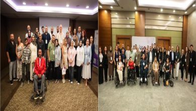 İki ayrı grup fotoğrafında katılımcılar kapalı bir etkinlik alanında bir araya gelmiş. Görsellerde tekerlekli sandalye kullanan bireyler de yer alırken, genel atmosfer seminer, buluşma ya da toplu değerlendirme etkinliği izlenimi veriyor.