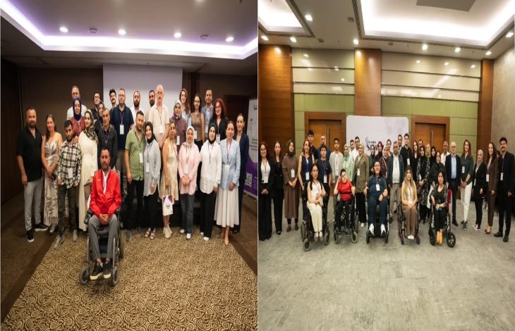 İki ayrı grup fotoğrafında katılımcılar kapalı bir etkinlik alanında bir araya gelmiş. Görsellerde tekerlekli sandalye kullanan bireyler de yer alırken, genel atmosfer seminer, buluşma ya da toplu değerlendirme etkinliği izlenimi veriyor.