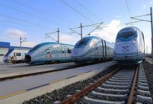 Görselde, raylar üzerinde yan yana park edilmiş TCDD Taşımacılık'a ait modern yüksek hızlı tren setleri görülüyor. Elektrikli hatların bulunduğu tren bakım veya gar sahasında çekilen görüntüde, mavi-beyaz renkli trenler ön planda yer alırken açık hava ve demiryolu altyapısı dikkat çekiyor.