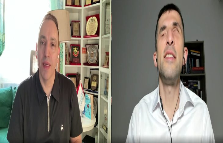 Görselde, YouTube üzerinden gerçekleştirilen çevrim içi programdan alınmış iki konuşmacılı bir ekran görüntüsü yer alıyor. Sol tarafta bir kişi ofis ortamında, arka planda ödül ve plaketlerin bulunduğu rafların önünde konuşurken; sağ tarafta kulaklık kullanan diğer konuşmacı sade bir arka plan önünde programa uzaktan bağlanıyor.