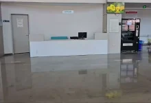 Mardin Eğitim ve Araştırma Hastanesi'nin giriş alanı görülüyor. Ortada danışma bankosu, arka tarafta "Danışma" tabelası, sağ tarafta ise otomat ve dijital ekranlar yer alıyor. Geniş ve boş görünen giriş holü, hastanenin yeni hizmete açılan Otizm Polikliniği haberinde kullanılıyor.