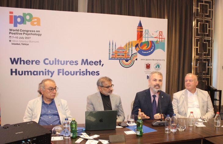 Üsküdar Üniversitesi Kurucu Rektörü Psikiyatrist Prof. Dr. Nevzat Tarhan, IPPA Başkan Adayı ve Kongre Başkanı Dr. Tayyab Rashid, İbn Haldun Üniversitesi Rektör Yardımcısı Prof. Dr. Özcan Erkan Akgün ile Burkon Turizm ve Kongre Yönetim Kurulu Başkanı Hasan Eker basın açıklaması yapıyor.