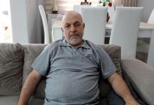 Sol gözünü kaydeden Ali İhsan Aydın koltukta oturuyor.