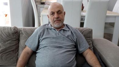 Sol gözünü kaydeden Ali İhsan Aydın koltukta oturuyor.